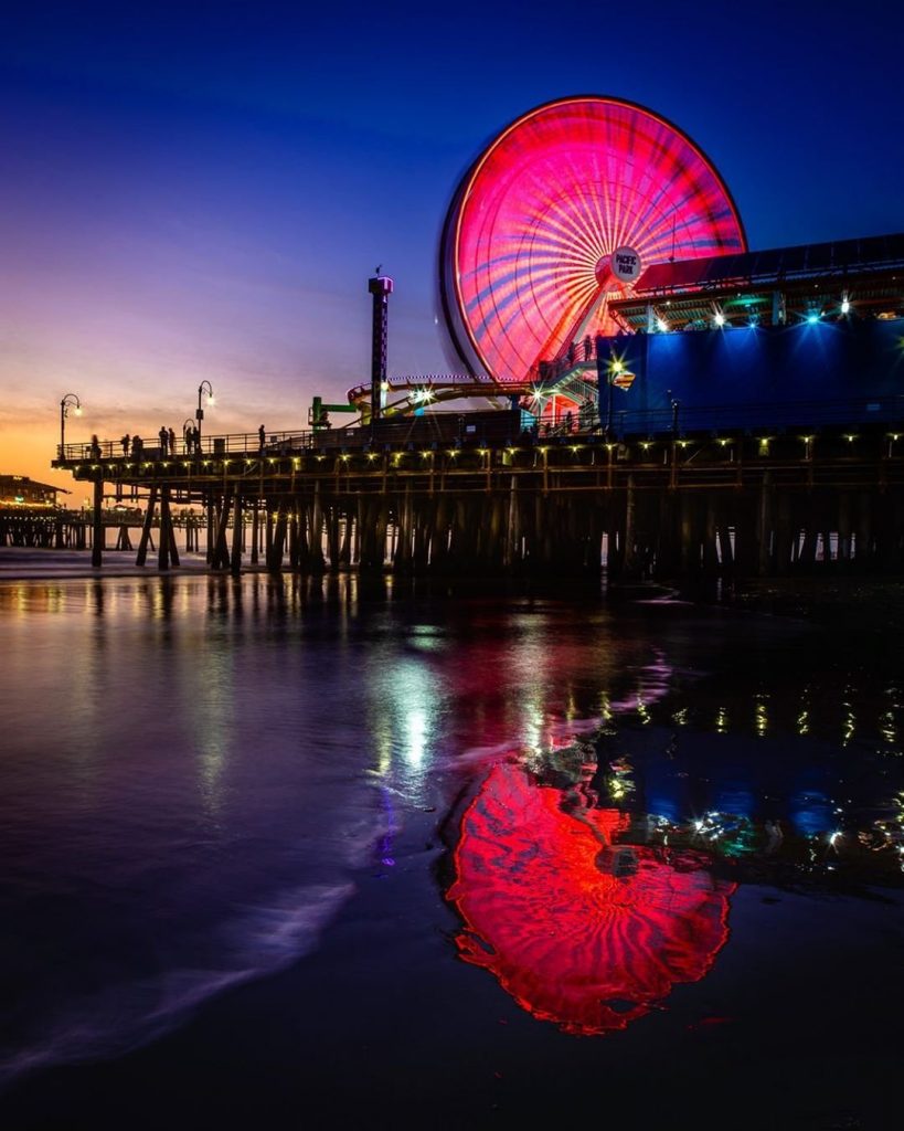 Red lights on the Ferris Wheel in Santa Monica - photo by @markedwinmiller