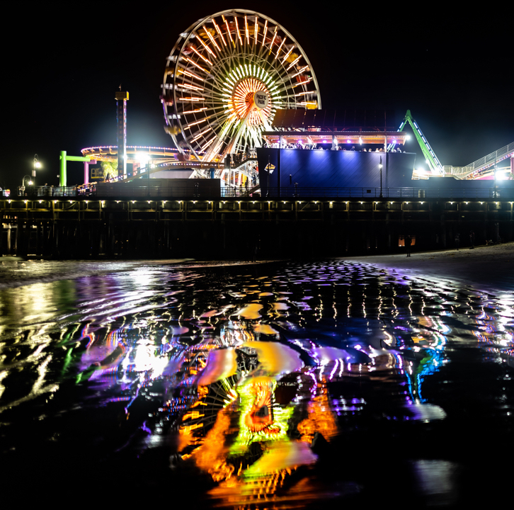 Gold lights reflect off the waters by the Santa Monica Pier | Photo by @hydiehye