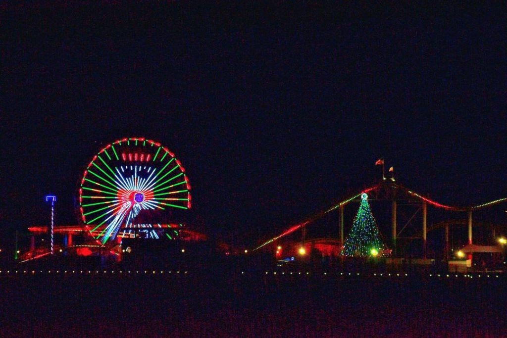 A 90-foot tal Frosty the Snowman displayed on the side of the Pacific Wheel in Santa Monica for the holidays | Photo by @markteufel